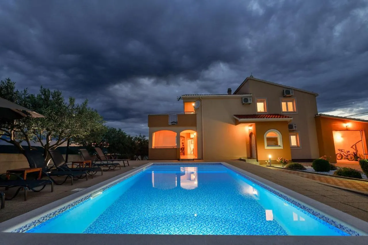 Villa Andrea With Private Heathed Pool Debeljak