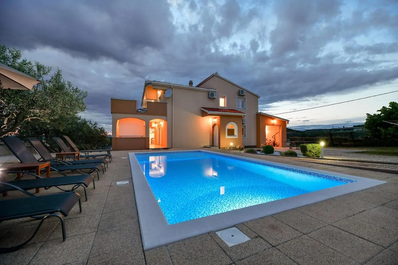 Villa Andrea With Private Heathed Pool Debeljak