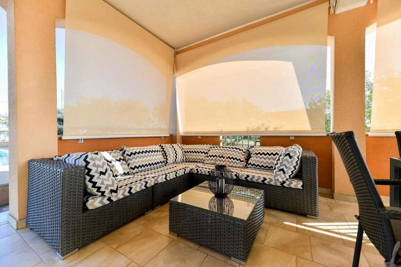 Villa Andrea With Private Heathed Pool Debeljak